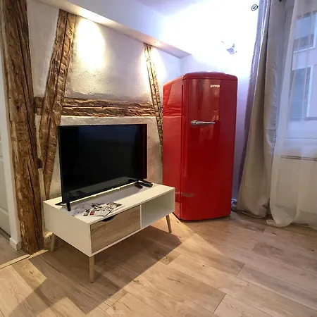 Beauty & The Beast - Old Town Cosy Apartment