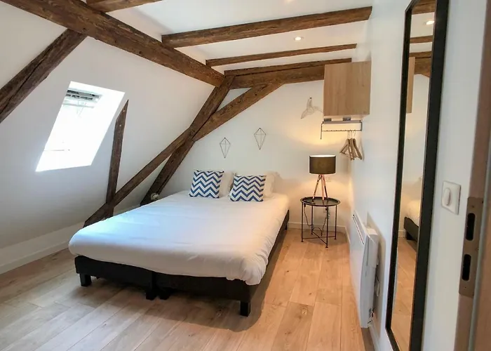 Beauty & The Beast - Old Town Cosy Apartment