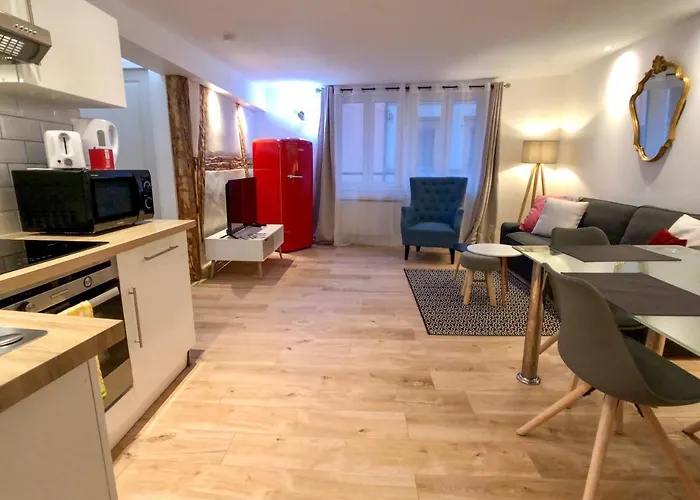 Beauty & The Beast - Old Town Cosy Apartment